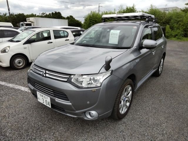 7575 MITSUBISHI OUTLANDER PHEV GG2W 2014 г. (LUM Tokyo Nyusatsu)